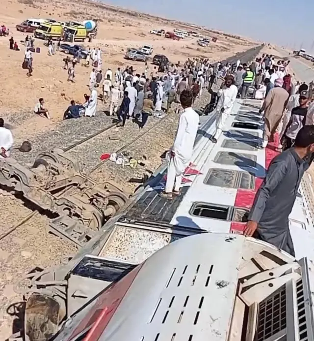 صورة لانقلاب قطار مطروح وتجمع الناس