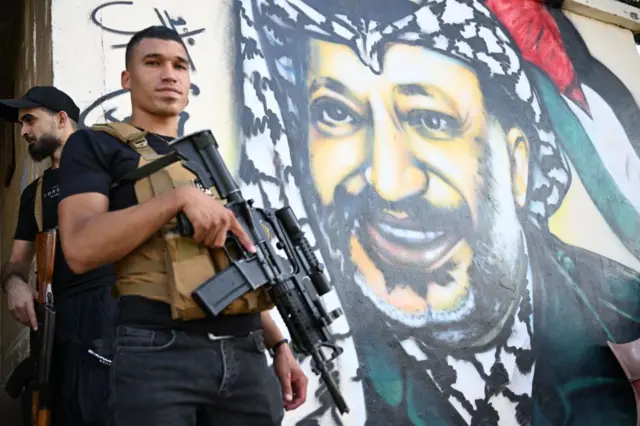 رجال مسلحون خلال مراسم تشييع أبو شريف العرموشي، عضو حركة فتح، وثلاثة حراس قتلوا في اشتباكات بين فصيلين في مخيم عين الحلوة للاجئين الفلسطينيين في صيدا، لبنان في 31 تموز/ تموز 2023