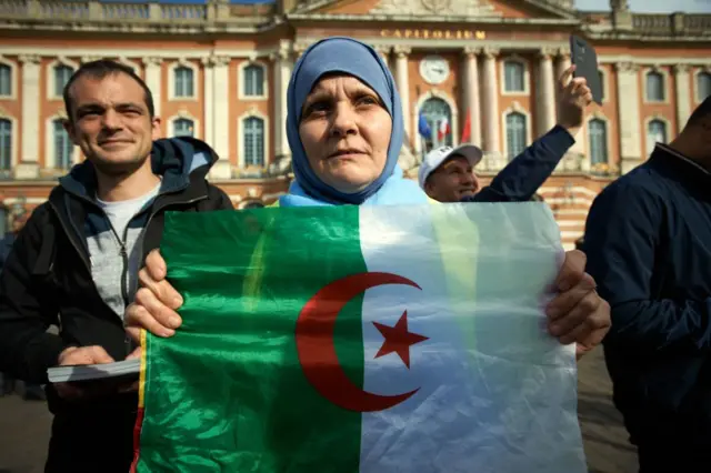 نساء يتظاهرن في شوارع الجزائر العاصمة بمناسبة اليوم العالمي للمرأة، 8 آذار/أذار 2021.