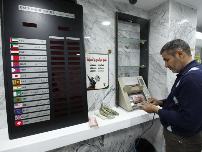 A man uses a currency counting machine to count Libyan dinar at a currency exchange office in central Tripoli آذار 30, 2014. Libya is burning through central bank reserves and scrapping infrastructure projects to overcome its worst budget crisis in decades after the seizure of oil installations by armed groups has reduced the government's income almost to zero. Picture taken آذار 30, 2014. REUTERS/Ismail Zitouny (LIBYA - Tags: POLITICS CIVIL UNREST BUSINESS)