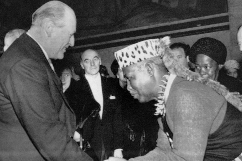 Albert Luthuli, then leader of South Africa’s African National Congress (ANC), bows before King Olav V of Norway on كانون الأول 10, 1961, after receiving the 1960 Nobel Peace Prize at the University of Oslo [AFP]
