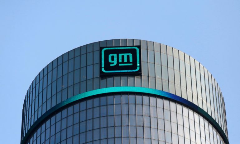 FILE PHOTO: The new GM logo is seen on the facade of the General Motors headquarters in Detroit, Michigan, U.S., آذار 16, 2021. Picture taken آذار 16, 2021 رويترز