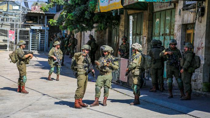 الاحتلال يقتحم 17 مدرسة في الخليل ويسقط علم فلسطين عن أسطحها