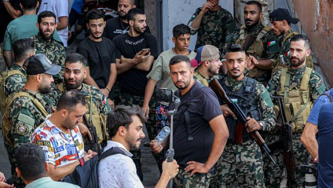 الجيش اللبناني يتسلم أسلحة فلسطينية من مخيمات صور