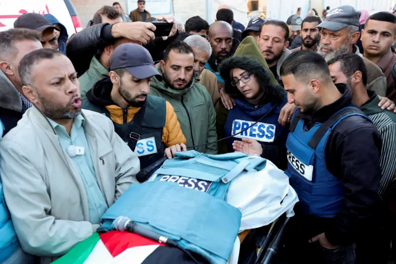 من هم أبرز الصحفيين الذين قُتلوا في حرب غزة منذ عام 2024؟