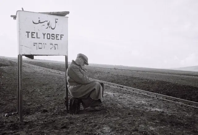 رجل يهودي ينتظر القطار في 1 كانون الأول/كانون الأول 1933 في محطة قطار تل يوسف أثناء الانتداب البريطاني على فلسطين