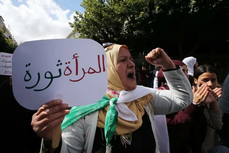 ماذا يعني رفع الجزائر تحفظها عن حق المرأة بالسفر والسكن بمفردها؟