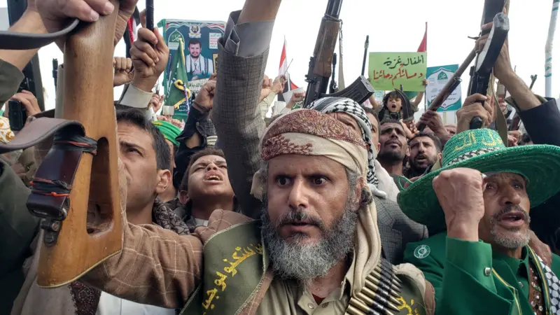 الحوثيون يتوعدون بـ “الثأر” لمقتل رئيس حكومتهم ووزراء في هجوم إسرائيلي، وإلغاء التأشيرات الأمريكية لـ80 مسؤولاً فلسطينياً