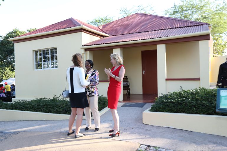 Dr Albertina Luthuli, eldest daughter of Albert Luthuli, talks to Kerry Kennedy outside Luthuli’s house in Groutville on أيار 31, 2016 in KwaZulu-Natal while commemorating the 50th anniversary of the meeting of Robert Kennedy and Luthuli at the house [Jackie Clausen/The Times/Gallo Images/Getty Images]