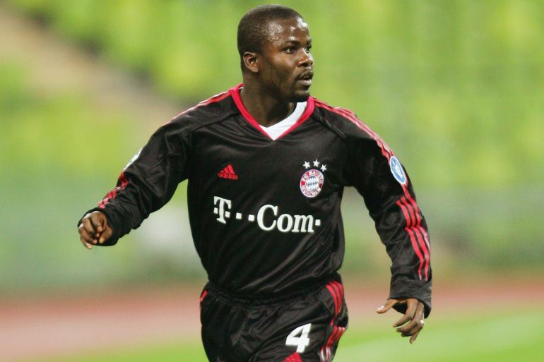 MUNICH, GERMANY - NOVEMBER 23: Samuel Kuffour of Bayern Munich in action during the UEFA Champions League group C match between FC Bayern Munich and Maccabi Tel Aviv at The Olympic Stadium on تشرين الثاني 23, 2004 in Munich, Germany. (Photo by Stuart Franklin/Getty Images)