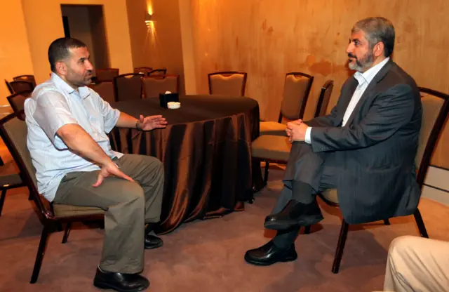 رئيس المكتب السياسي السابق لحركة حماس خالد مشعل وأحمد الجعبري عقب الإفراج عنه في صفقة تبادل السجناء بين حماس وإسرائيل
