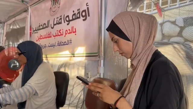 صحفيتان داخل خيمة نقابة الصحفيين.