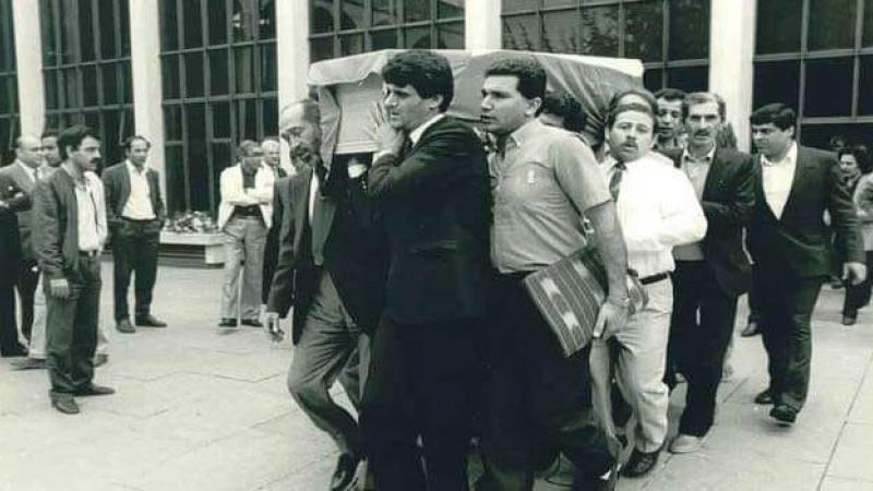 جنازة ناجي العلي الذي اغتيل في لندن عام 1987-فيسبوك