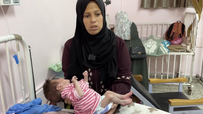 ضحايا جدد بسبب المجاعة.. نواب أميركيون يطالبون بإيصال حليب أطفال لغزة
