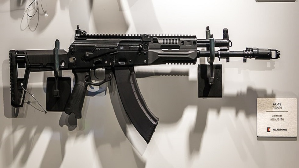 “كلاشنيكوف” تجري تحديثات على بندقية АК-15 استنادا إلى الخبرة القتالية الميدانية