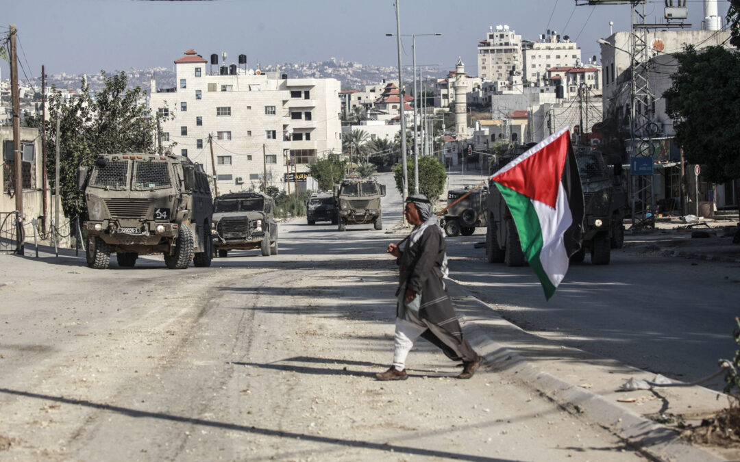 السفير البريطاني لدى تل أبيب يوضح: لماذا إقامة دولة فلسطينية هي أمر جيد لإسرائيل؟