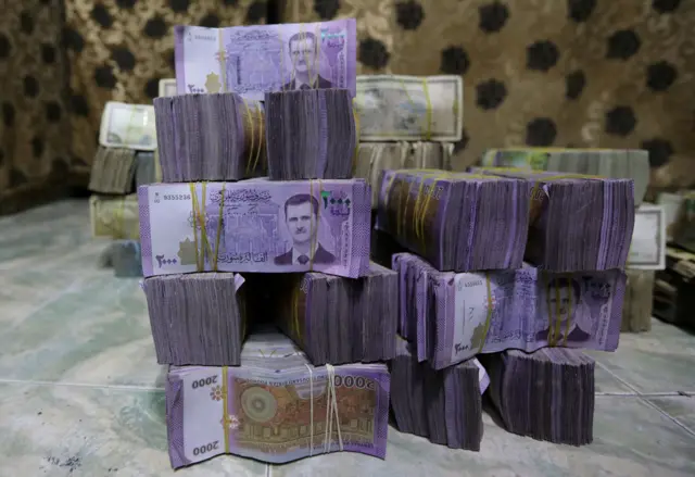 أكوام من الليرات السورية داخل متجر لصرف العملات في أعزاز في سوريا في 3 شباط/شباط 2020