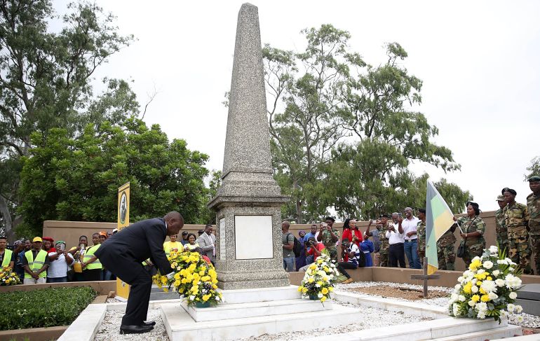 African National Congress (ANC) President Cyril Ramaphosa lays a wreath at the gravesite of former ANC president, Chief Albert Luthuli, on كانون الأول 8, 2017 in Groutville, South Africa [Thuli Dlamini/Sowetan/Gallo Images/Getty Images]