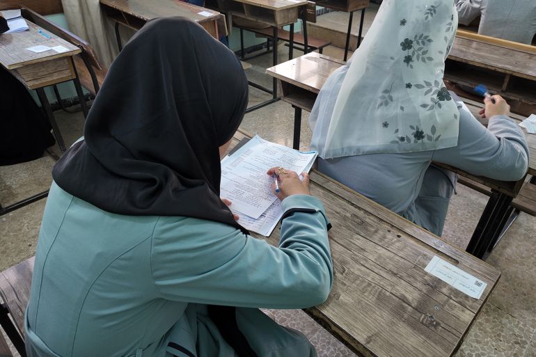 طلاب سوريون يقدمون امتحانات بمناهج مختلفة(الجزيرة )