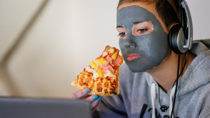 هل يؤدي تناول الأطعمة الدهنية إلى ظهور حب الشباب؟