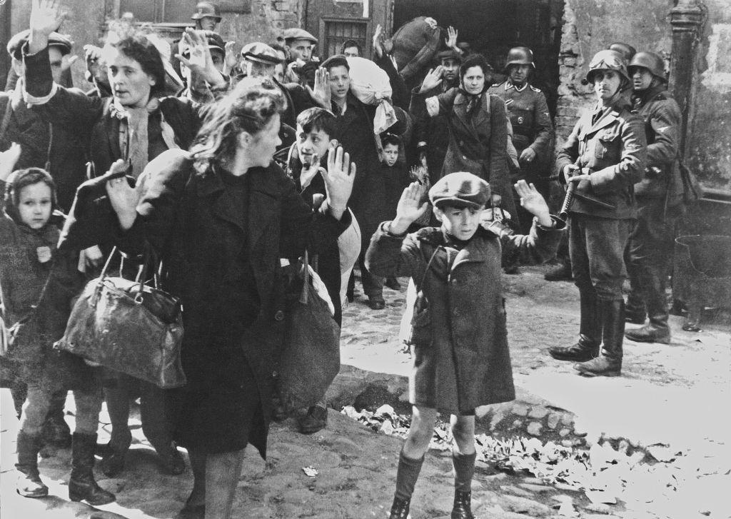 صورة تعود الى عام 1943 لاعتقال يهود في بولندا-غيتي