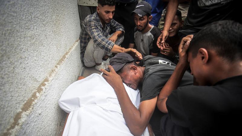 اجتماع لترمب وحماس تندد بمبعوثه.. إسرائيل تحصد مزيدًا من أرواح الغزيين