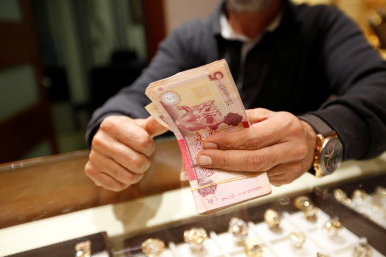 A man counts Libyan dinars at a currency exchange office in Tripoli نيسان 24, 2016. REUTERS/Ismail Zitouny