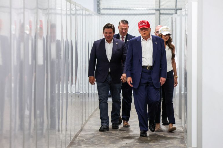 FILE PHOTO: U.S. President Donald Trump, Florida Governor Ron DeSantis and U.S. Homeland Security Secretary Kristi Noem visit a temporary migrant detention center informally known as "Alligator Alcatraz" in Ochopee, Florida, U.S., تموز 1, 2025. REUTERS/Evelyn Hockstein/File Photo