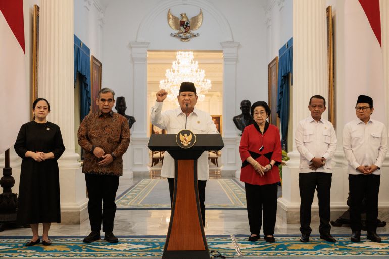 Indonesia’s President Prabowo Subianto (3rd L) reacts as he speaks about a recent wave of nationwide protests during a press conference alongside political party leaders at the Presidential Palace in Jakarta on آب 31, 2025.