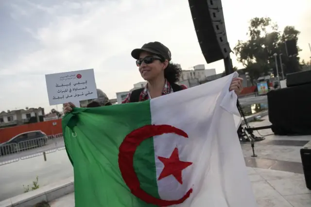 نساء يتظاهرن في شوارع الجزائر العاصمة بمناسبة اليوم العالمي للمرأة، 8 آذار/أذار 2021.