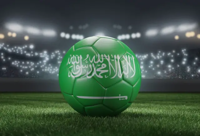 كرة خضراء اللون تعكس العلم السعودي. 
