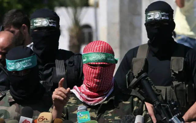 صورة لأبو عبيدة، المتحدث باسم كتائب عز الدين القسام، الجناح العسكري لحركة حماس، خلال مؤتمر صحفي في مدينة غزة في 30 أيلول/أيلول 2009