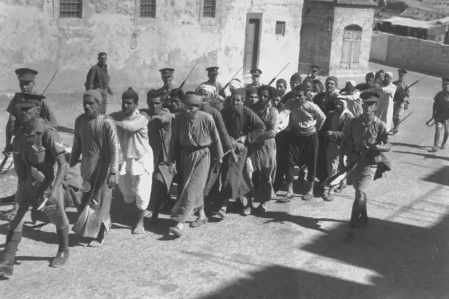 فلسطينيون مقيدون لنقلهم إلى سجن في القدس خلال فترة حظر التجول من قبل قوات الانتداب البريطانية، في 26 تشرين الأول/تشرين الأول 1938