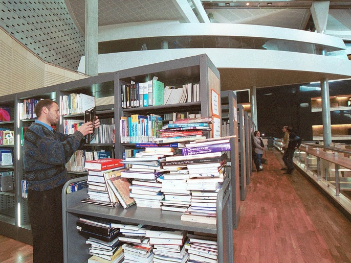 400775 04: Library staff fill shelves with books inside the newly completed Alexandria Library at the University of Alexandria شباط 7, 2002 in Egypt. The Bibliotheca Alexandrina will officially open نيسان 23, 2002, restoring the library founded by Ptolemy II in 295 B.C. to its past glory when it was the intellcutal hub of Hellenistic culture from 400 B.C.to 300 A.D. The library will be able to handle 4 million books on the shelves and another 4 million in storage.
