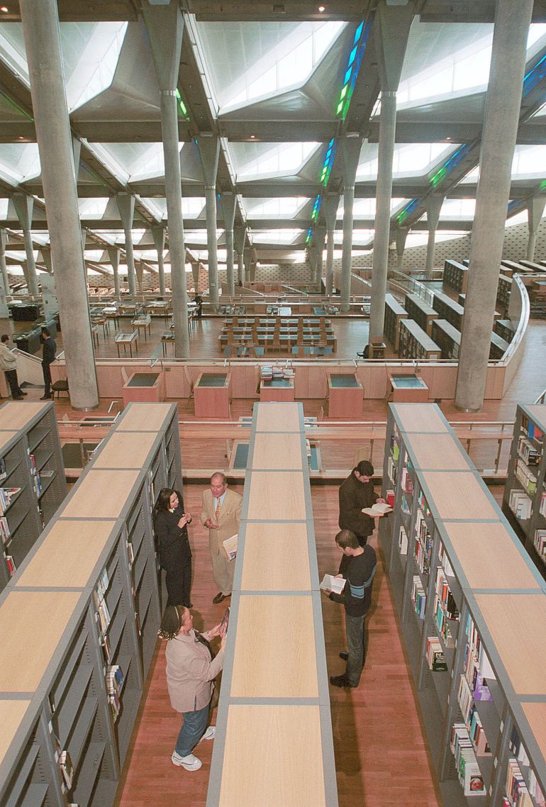 400775 05: Library staff sort through books inside the newly completed Alexandria Library at the University of Alexandria شباط 7, 2002 in Egypt. The Bibliotheca Alexandrina will officially open نيسان 23, 2002, restoring the library founded by Ptolemy II in 295 B.C. to its past glory when it was the intellcutal hub of Hellenistic culture from 400 B.C.to 300 A.D. (Photo by Norbert Schiller/Getty Images)