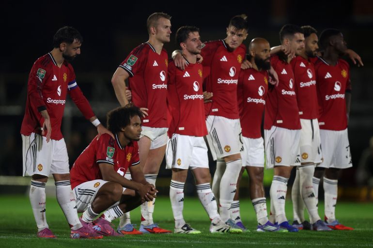 GRIMSBY, ENGLAND - AUGUST 27: Players of Manchester United looks dejected during the penalty shoot-out during the Carabao Cup Second Round match between Grimsby Town and Manchester United at Blundell Park on آب 27, 2025 in Grimsby, England. (Photo by George Wood/Getty Images)