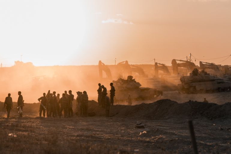 GAZA BORDER, ISRAEL - AUGUST 18: IDF soldiers prepare tanks on آب 18, 2025 near the Gaza Strip's northern borders, Israel. On Monday it was reported that Hamas has agreed to the most recent ceasefire and hostage release proposal with Israel. Meanwhile, Israel has continued carrying out strikes in Gaza as part of Prime Minister Benjamin Netanyahu's plan to expand the IDF offensive to fully occupy the enclave. The move has been met with widespread condemnation by the international community, as well as hostage families, who say the operation will further endanger the 20 or hostages still believed to be held alive by Hamas in Gaza, as well as one million Palestinians in Gaza City, who are already facing displacement and an acute hunger crisis. (Photo by Elke Scholiers/Getty Images)