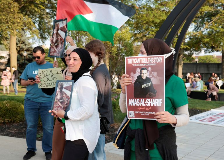 A pro-Palestinian protestor holds a sign in memory of Al Jazeera correspondent Anas al-Sharif, who was killed along with his colleagues during an Israeli airstrike in Gaza on Sunday, amid the ongoing conflict between Israel and Hamas, during a vigil for Gaza in Dearborn, Michigan, U.S., آب 14, 2025. REUTERS/Rebecca Cook