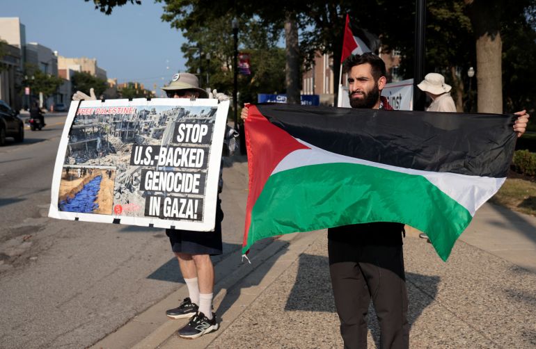 Palestinian-American Fady Islim holds a Palestinian flag during a vigil for Gaza in Dearborn, Michigan, U.S., آب 14, 2025. REUTERS/Rebecca Cook