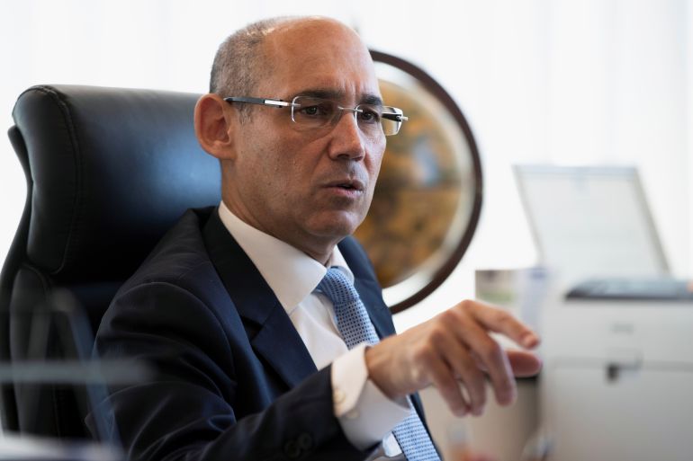 Bank of Israel Governor Amir Yaron gestures while he speaks during his interview with Reuters in Jerusalem حزيران 16, 2020. Picture taken حزيران 16, 2020. REUTERS/Ronen Zvulun