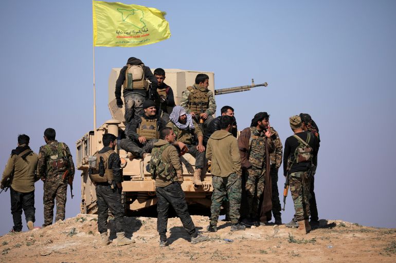 Members of Syrian Democratic Forces (SDF) stand together near Baghouz, Deir Al Zor province, Syria شباط 12, 2019. Picture taken شباط 12, 2019. REUTERS/ Rodi Said