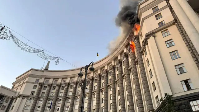 دخان يتصاعد فوق مباني مجلس الوزراء الأوكراني في وسط كييف، 7 أيلول/ أيلول 2025