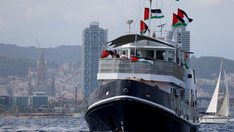 حاملًا مساعدات إنسانية.. أسطول الصمود ينطلق من برشلونة نحو قطاع غزة