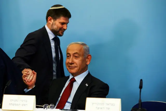 وزير المالية الإسرائيلي بتسلئيل سموتريتش يصافح رئيس الوزراء الإسرائيلي بنيامين نتنياهو