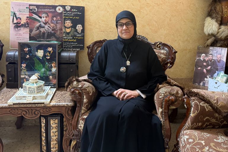 والدة الشهيد ابراهيم النابلسي تستعرض قبعته التي كان يرتديها بمواجهته الأخيرة وتشمها وتجلس بين صوره ومقتنياته