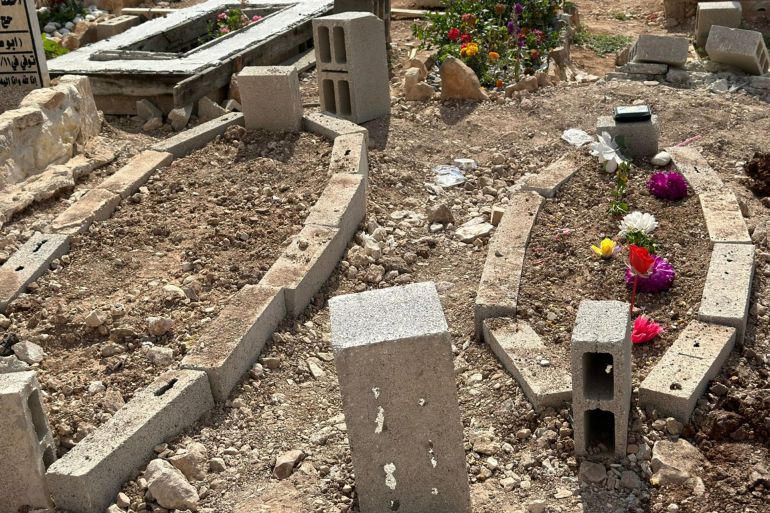 قبور شهداء في مقبرة مخيم جنين التي حرم الاحتلال الاهالي من زيارتها