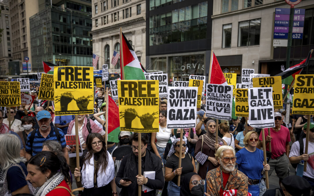 كاتب إسرائيلي: إسرائيل في أدنى نقطة وشعار “فسطين من النهر إلى البحر” يشق طريقه في أمريكا