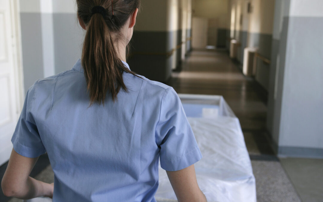 بعد عرضها جثة على “تيك توك”.. جدل واسع حول ممرضة جزائرية وعقوبات قاسية في اﻷفق