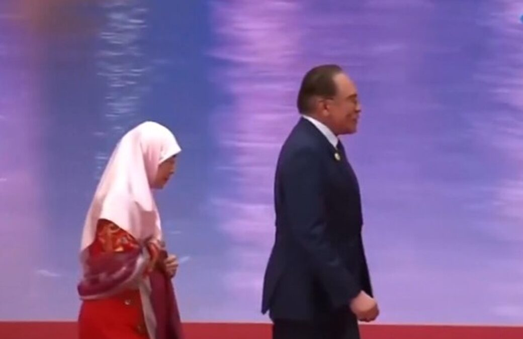 زوجة رئيس الوزراء الماليزي تعتذر عن مصافحة الرئيس الصيني