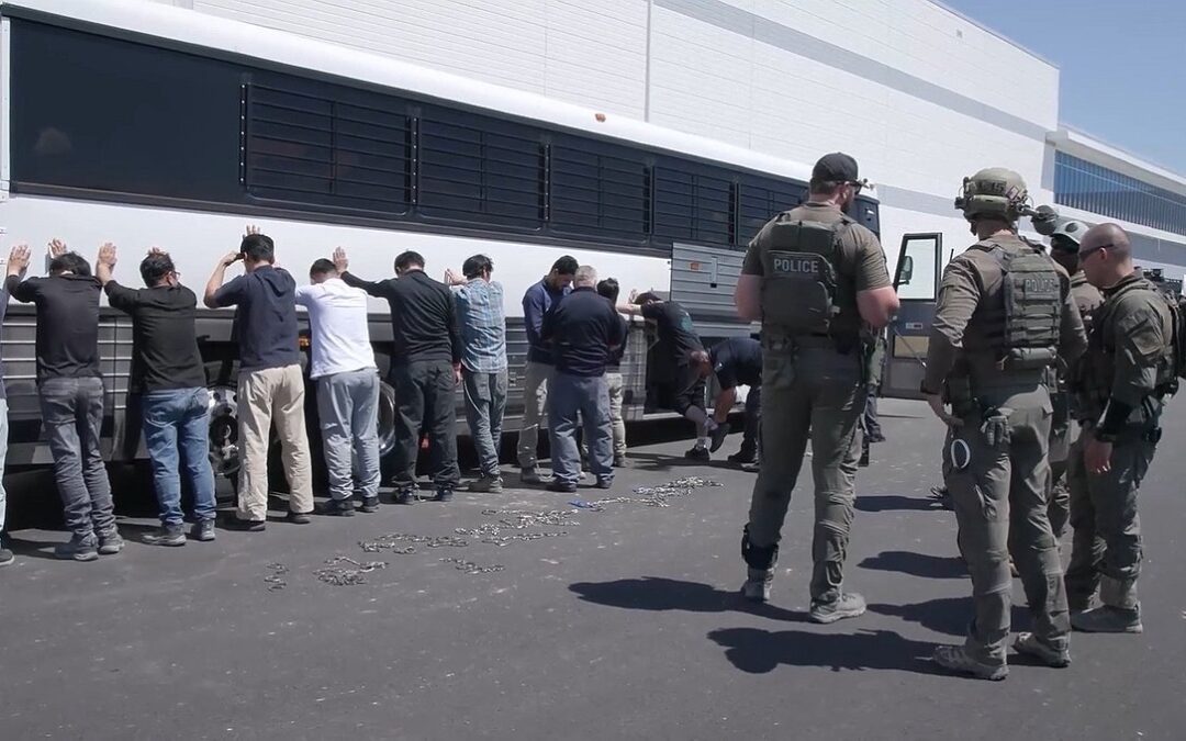 مسؤولون قنصليون يلتقون بالمواطنين الكوريين المحتجزين بحملة سلطات الهجرة الأمريكية